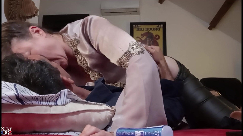 Sexy O2: 2225te tam 01 Fransız amatör, giyinik seks, saten iç çamaşırı, amcık sikişi,...
