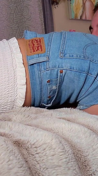 Venerare de cur în pantaloni scurți Jean și tanga galben