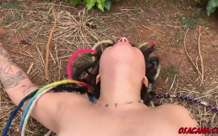 Amateur world: Hermosa jovencita con rastas folla dentro de la plantación de...