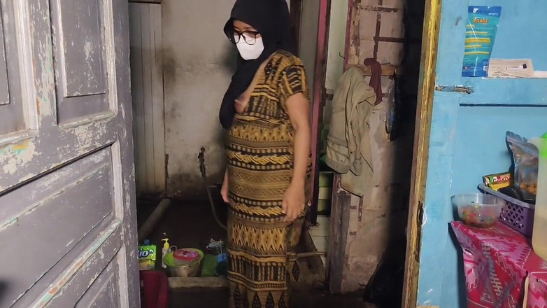 Rania: Sora vitregă gătind în timp ce se masturbează