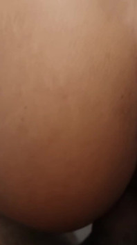 Ich erwischte meinen Nachbarn dabei, wie er mit einem harten Penis aus dem Schrank kam