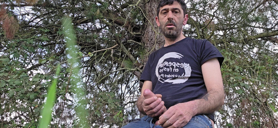Crx2: Prosty facet masturbuje się w lesie