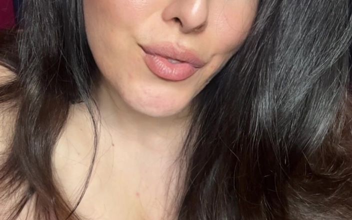 Young_strawberry: Tombul orta yaşlı seksi kadın begg sikilecek