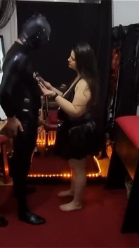 Gimp Lateks Direndam Kencing Merayu Untuk Mandi Emas Domme matang