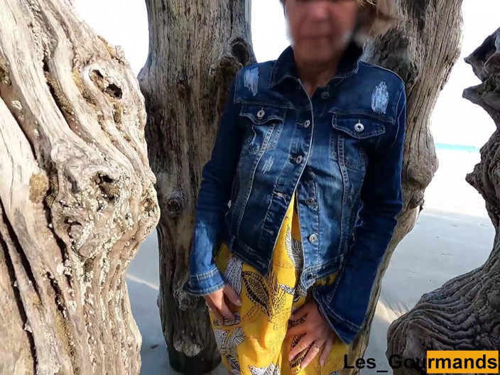 Les Gourmands: Di pantai dengan ibu tiri saya, saya menjolok pepek bertindiknya &amp;...