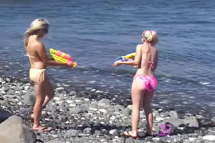 18Magazine: La bionda carina Candy Elektra e la sua amica in...