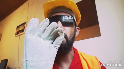 Stink HairyMale: Trabajadora está fumando