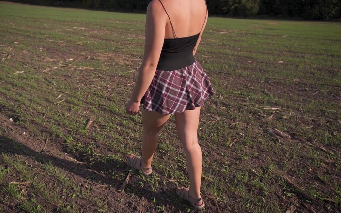 Teasecombo 4K: 学生妹在户外散步，在裙子下露出全背内裤