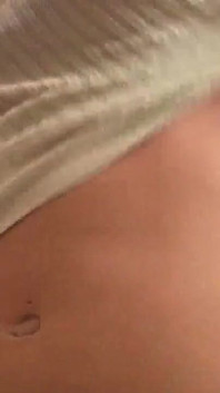 Éjaculation sur mon ventre avec Addison Rose