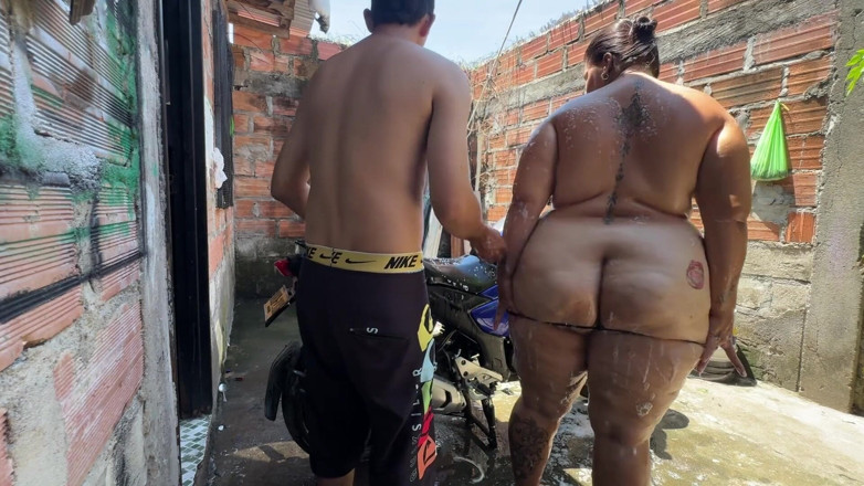 Lexly_16: Jiran saya membantu saya mencuci dan kemudian meniduri saya dengan...