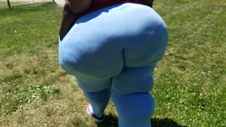 Pearaddiction walking content: Walking in My Blue Pants