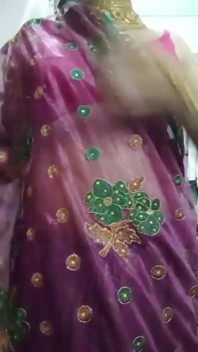 Travestito gay indiano con culo gaurisissy sprecato e gioca con le sue grandi tette in Saree viola con Heavy Jwellery