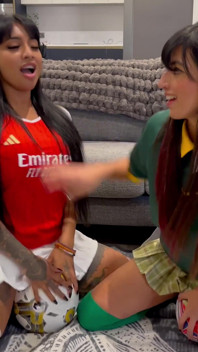Dois fãs de esportes sensuais fodem o árbitro