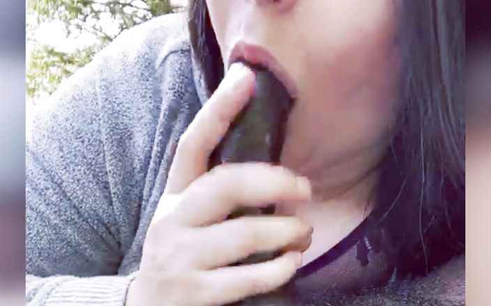 Oh God entertainment: Suckulenta Samantha suger svart kuk på en kyrkogård