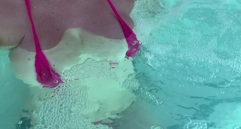 Artemisia Love: Artemisia toont graag haar perfecte tieten in een microbikini onder...