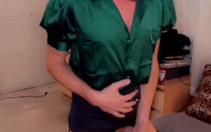 TVI Studios Val Parker: Crossdresser excitée en bas nylon