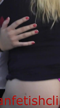 Hete brunette in sexy kleding geniet met sexy blondine in gepassioneerde lesbische actie