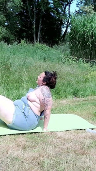 Strong wife workday - una grassa bbw usa il suo uomo come gambali dopo aver sfondato il prato