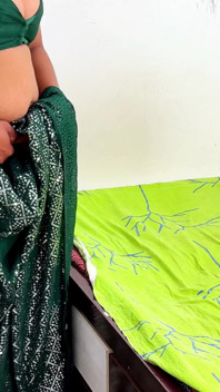 Komal estaba maquillando, cuñado estaba mirando en silencio desde la puerta