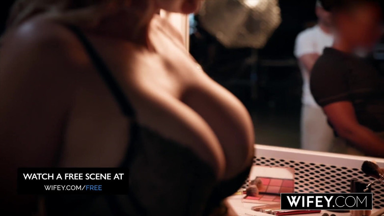 Wifey: Bini Isteri - Hotwife Blonde Yang Lapar Zakar Sadie Rose Dipancut...