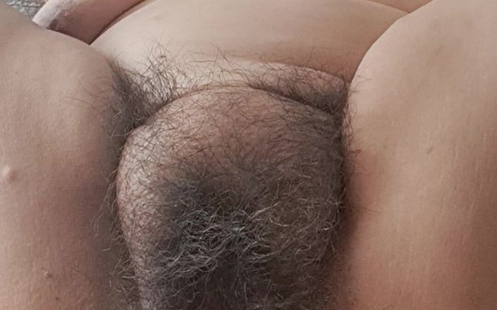 Mommy big hairy pussy: चोदने लायक मम्मी अपने पैर खोल रही है और हवा प्राप्त कर रही है