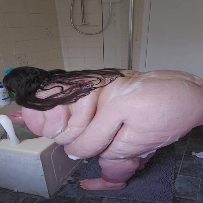 SSBBWLadyBrads: La dea sSBBW si fa il bagno dal lato del...