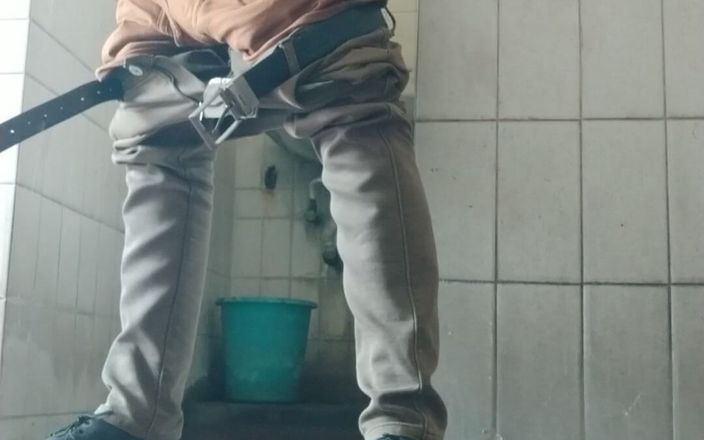 Tamil 10 inches BBC: Cara masturbando seu pau enorme no banheiro