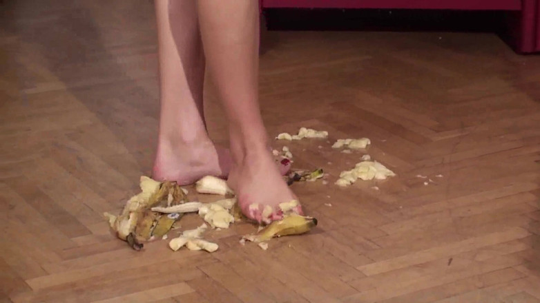Foot Girls: Zerquetschende nahrung für meinen sklaven zu essen