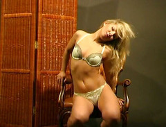 Flash Model Amateurs: Strippende teef is zo verdomd heet