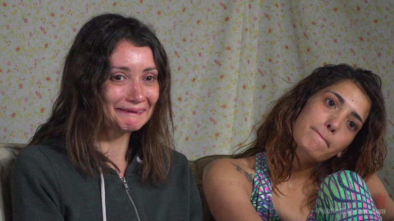 Public Disgrace by Kink: Penelope e valentina in una scopata di gruppo avida