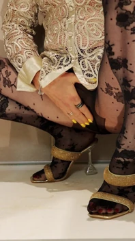 金色的春天。在嘴里撒尿！