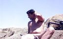 Boy top Amador: Thủ dâm trên bãi biển