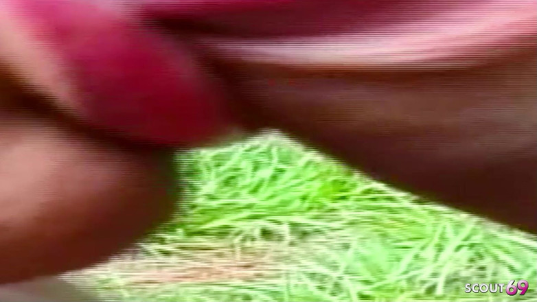 Shemale TS Collection: सुनहरे बालों वाली ट्रॅनी की तंग गांड में चुपके से जंगल में चुदाई