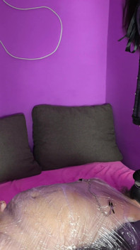Mrdka z mého prdu otroka zabalená v plastu, v plynové masce, mrdka Čichající prdy paní trubicí trubice