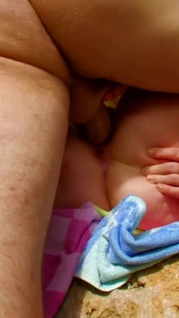 Una milf bionda super arrapata viene scopata nel culo all'aperto