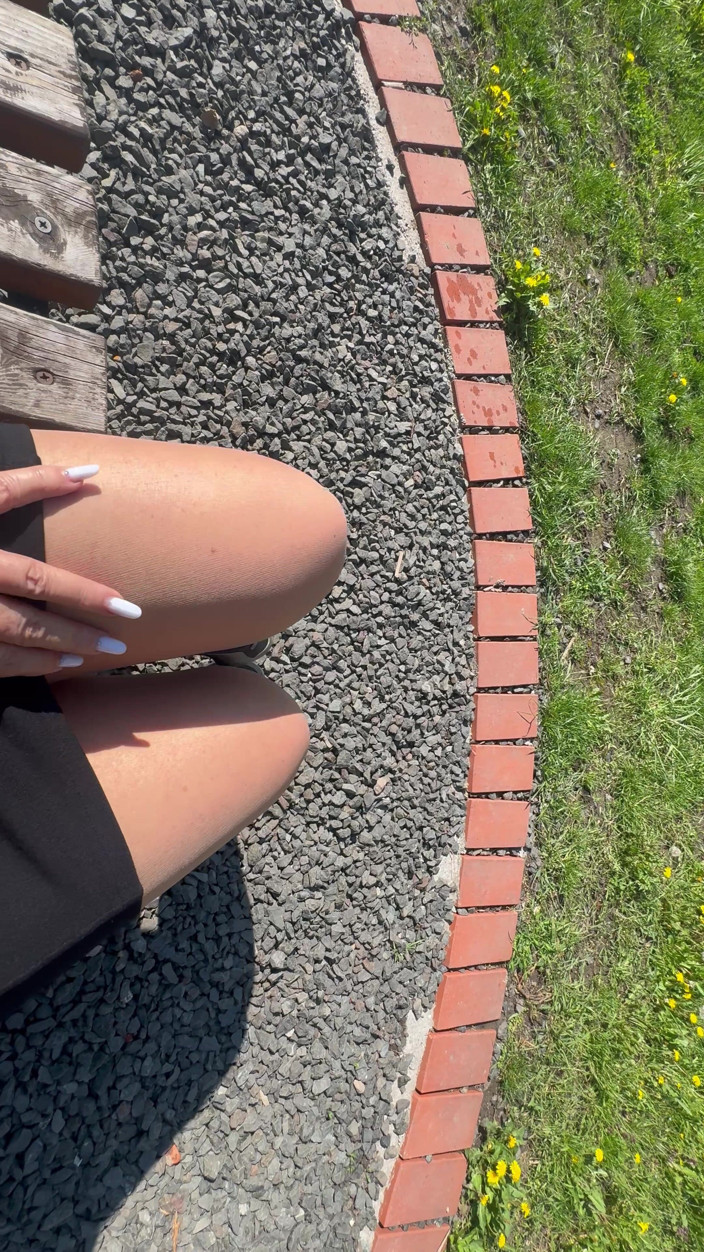 Step Mommy: Sexy Hot Macecha je nadržená a hladí se na lavičce...