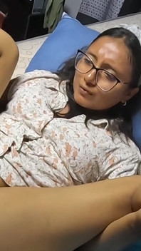 O studentă sexy îmi cere o ejaculare înăuntru