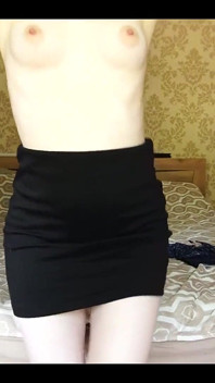 La studentessa si accarezza le tette fino all'orgasmo dopo il college. Primo piano (18)