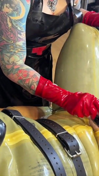 Vedere la persoana 1 cu mănuși din latex dublu la locul de muncă cu tachinare cu stimulare electrică cu Doamna Li Ying și gimp de cauciuc