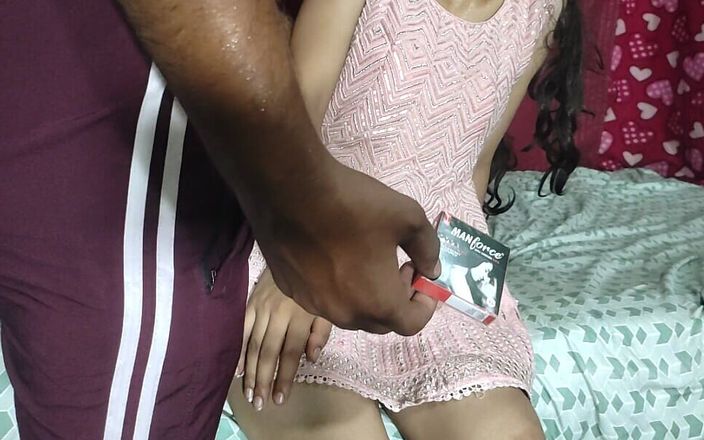 KavitaBhabhi: Un beau-père surprend sa belle-fille vierge avec des préservatifs