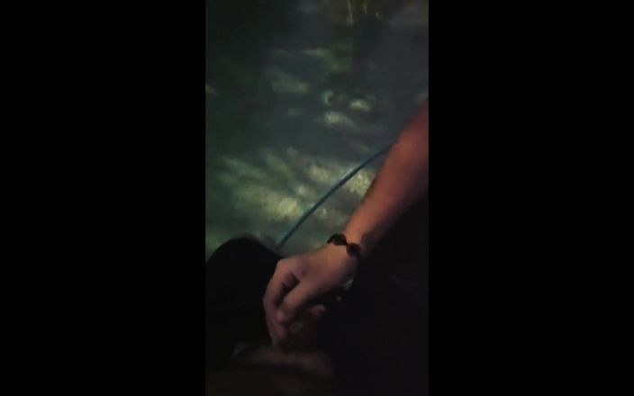Bellaboo: Havuz görevlisine ödeme için elle muamele çekiyor