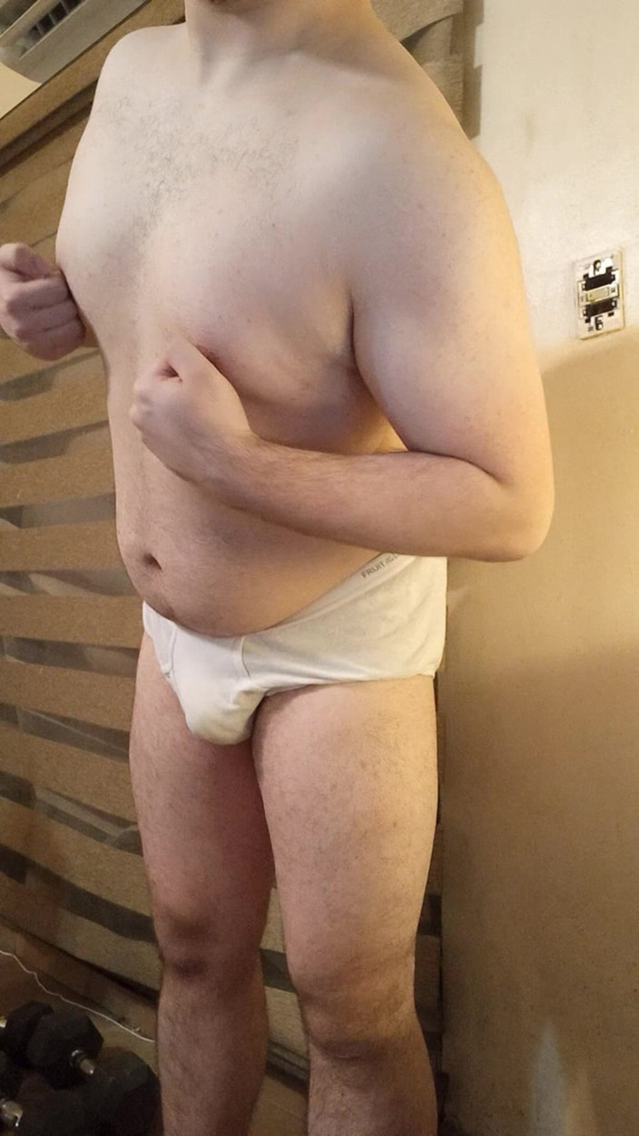 Himbo_Fox: Kaslı adam şişkinlik ve meme uçlarıyla oynuyor