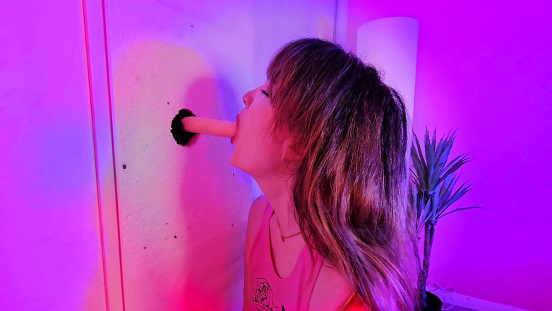 Faye Taylor: Compartilhando sua namorada puta no glory hole sexo virtual