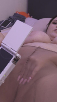 MILF w pończochach robi footjob facetowi