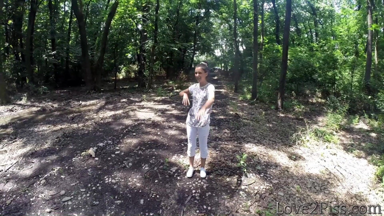 Love 2 Piss: Încercări de pișat în pădure