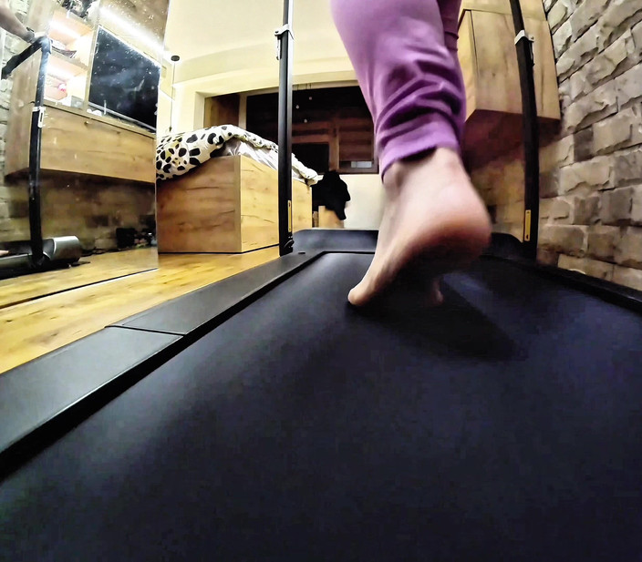 Mistressyammyboots: 무릎 꿇고 노예... 내 발은 순종적인 발 노예를 기다리고 있다