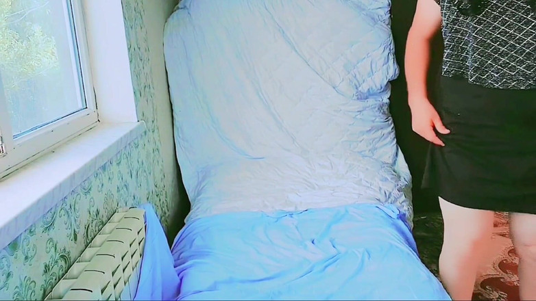 Kitty_Cross: Crossdresser sexy cu fundul mare, singur acasă, dansând pe cameră