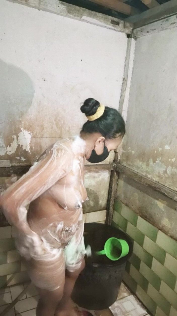 Rania: Viendo a su hermanastra tomando una ducha mientras se masturba