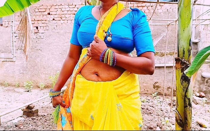 Telugu Honey Lips: Villege forme une femme de ménage à gros nichons en sari...