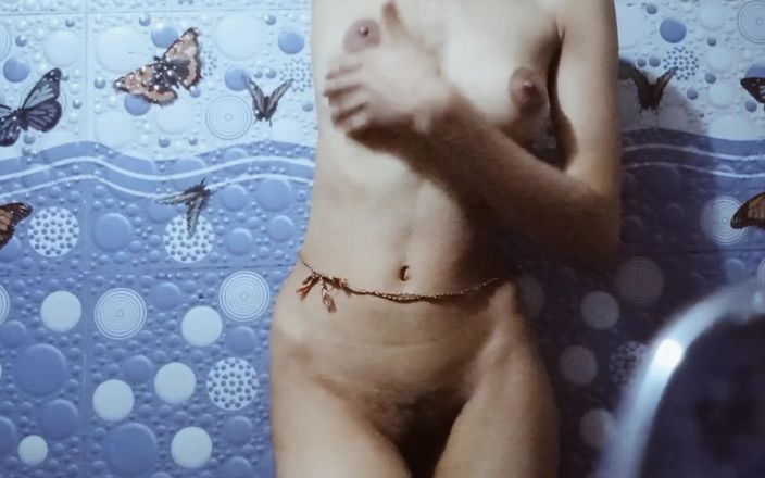 Priormaya: India chica en cuarto de baño masturbándose